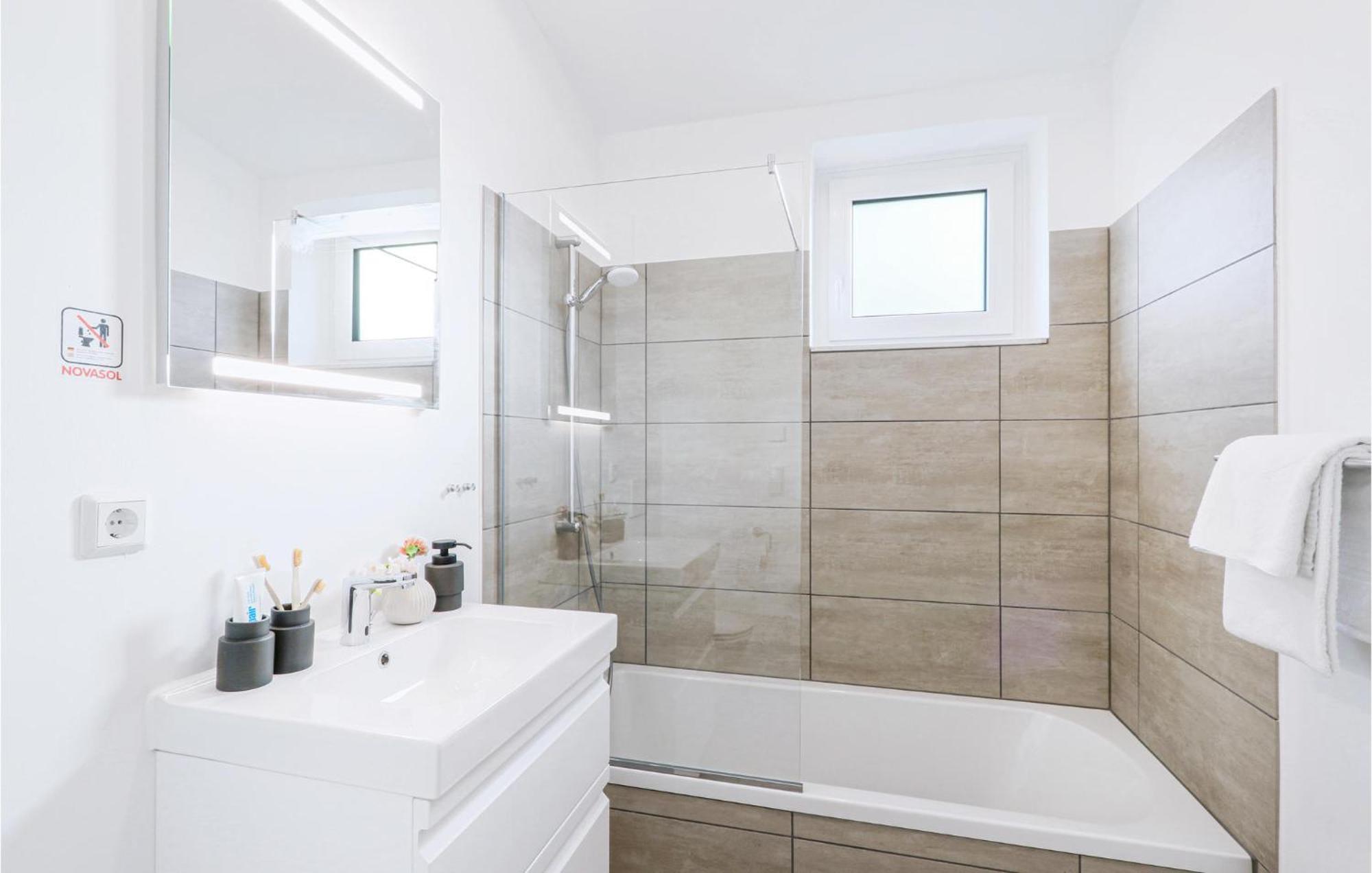 3 Bedroom Awesome Home In Lembruch-Duemmer See 외부 사진